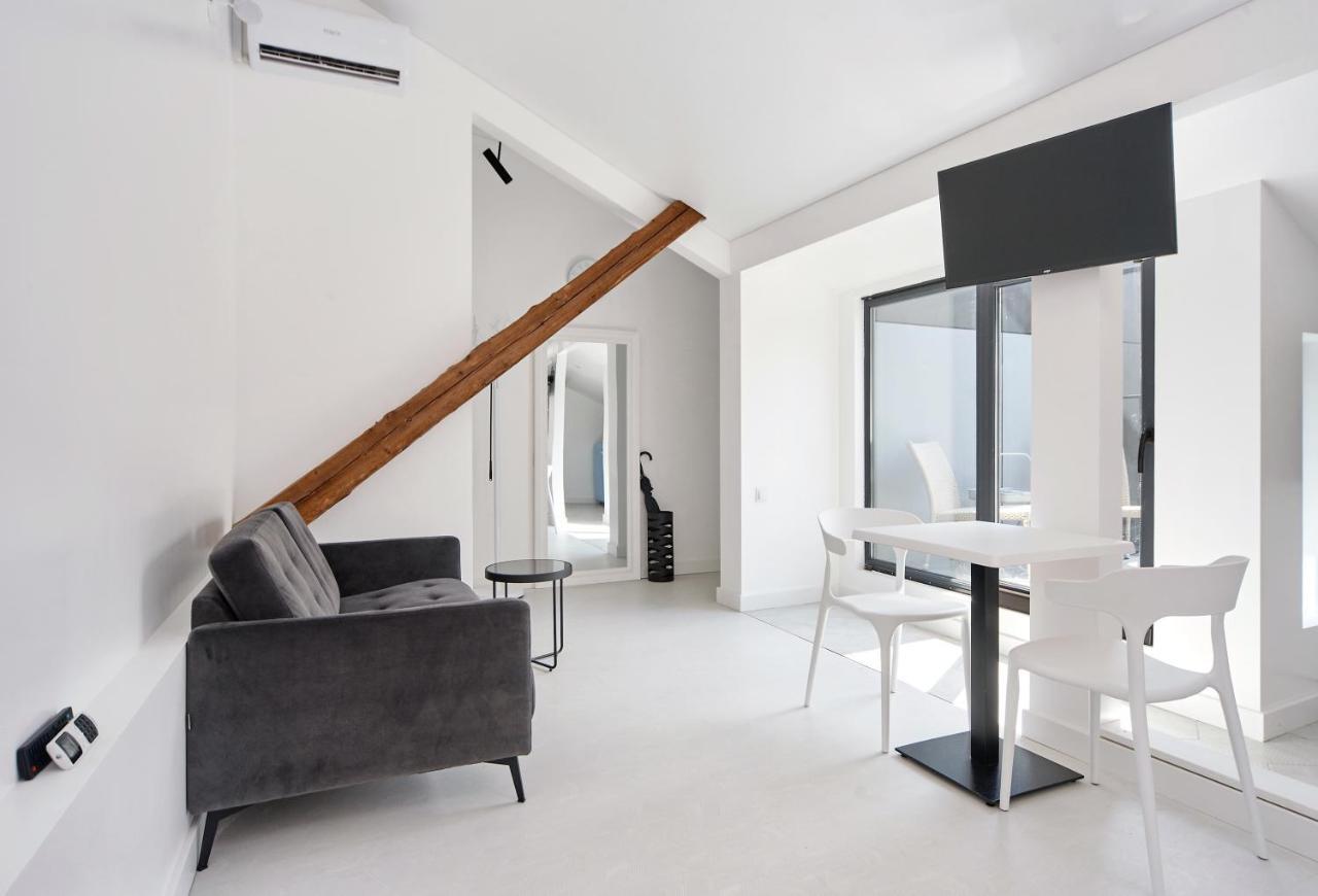 White Door Apartments Mansard Heart Of Odessa 2 Экстерьер фото