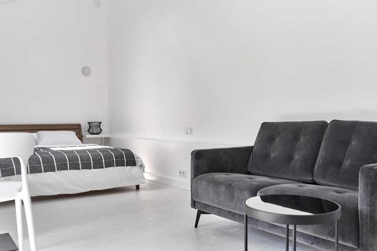 White Door Apartments Mansard Heart Of Odessa 2 Экстерьер фото